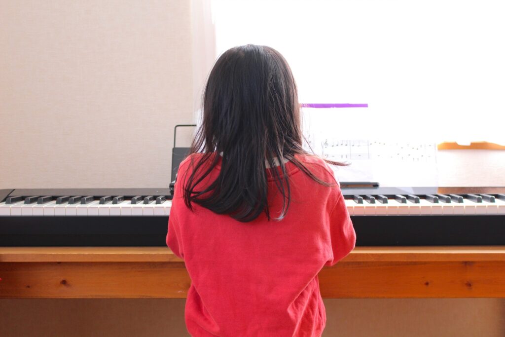 ピアノを楽しく続ける秘訣ピアノを弾く少女
