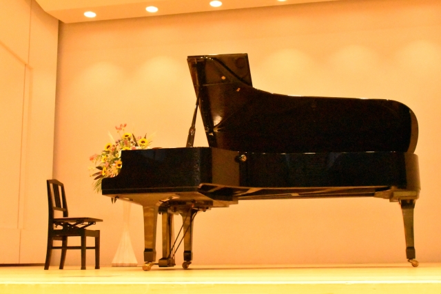 ピアノの発表会お花が飾られたグランドピアノ
