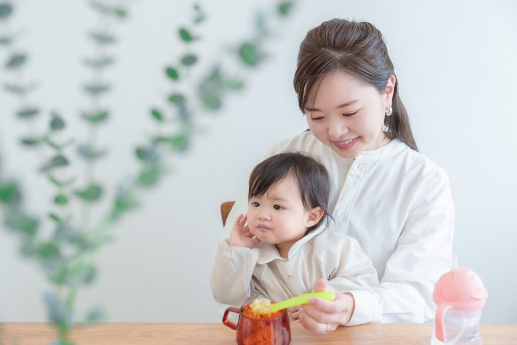 お母さんと赤ちゃんがベビーフードを食べる、ご飯の時間、ママとベビー、食事