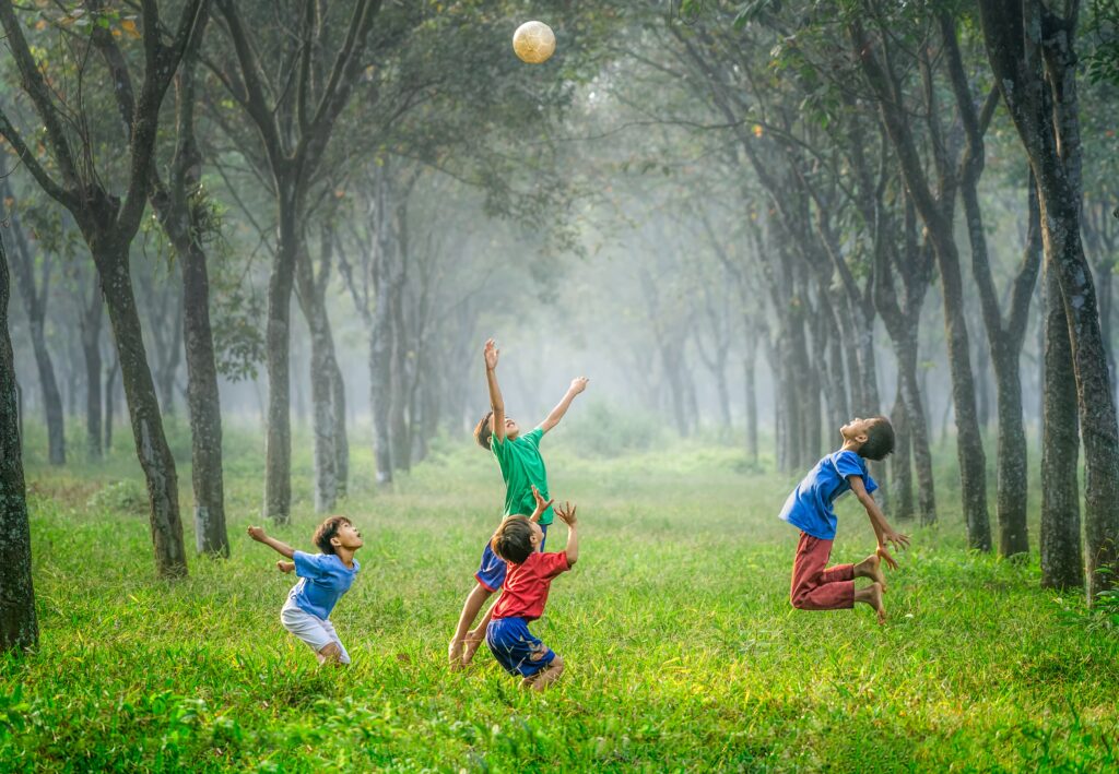 自然の中で子どもたち４人が元気に遊ぶ大きくジャンプボール